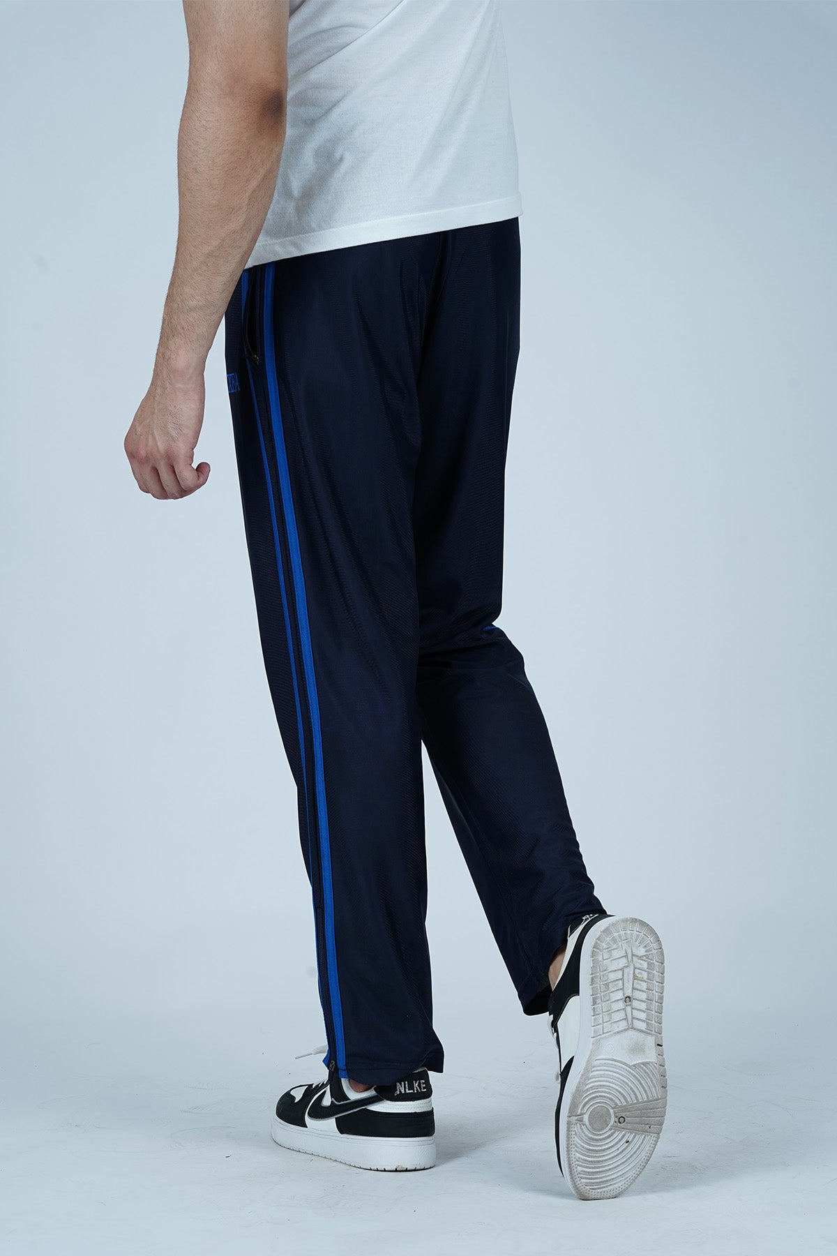 Urban streetwear trousers for men. Trendy fits designed for Gen Z fashion lovers