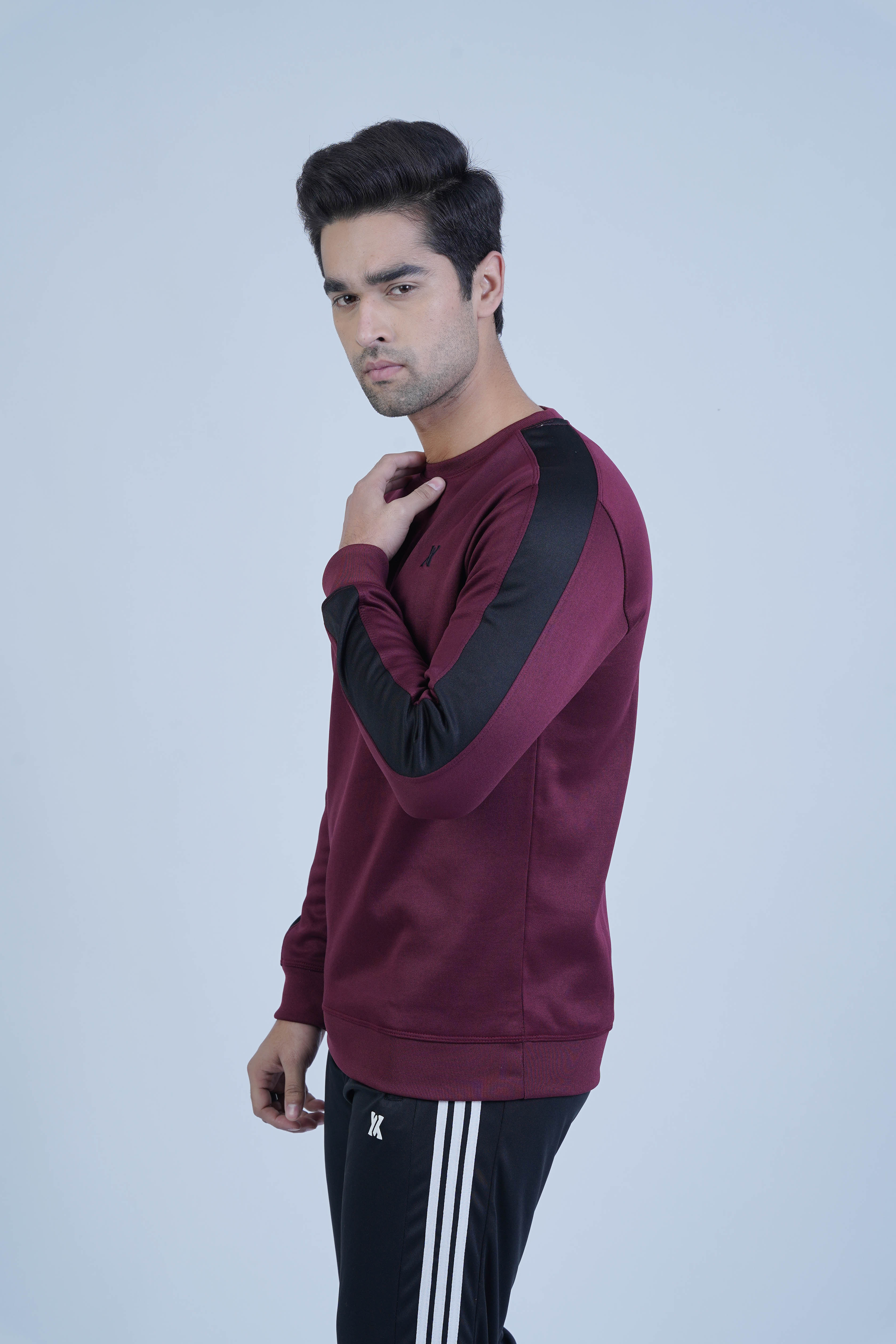 Stay cozy and stylish this winter with our Maroon Sweatshirt! Premium materials and a perfect fit will keep you confident and warm. The bold black sleeve panel adds an adventurous touch to your wardrobe.