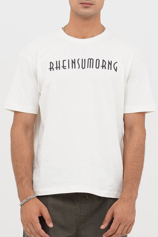Person wearing a white t-shirt with 'RHEINSUMORNG' text on a plain background