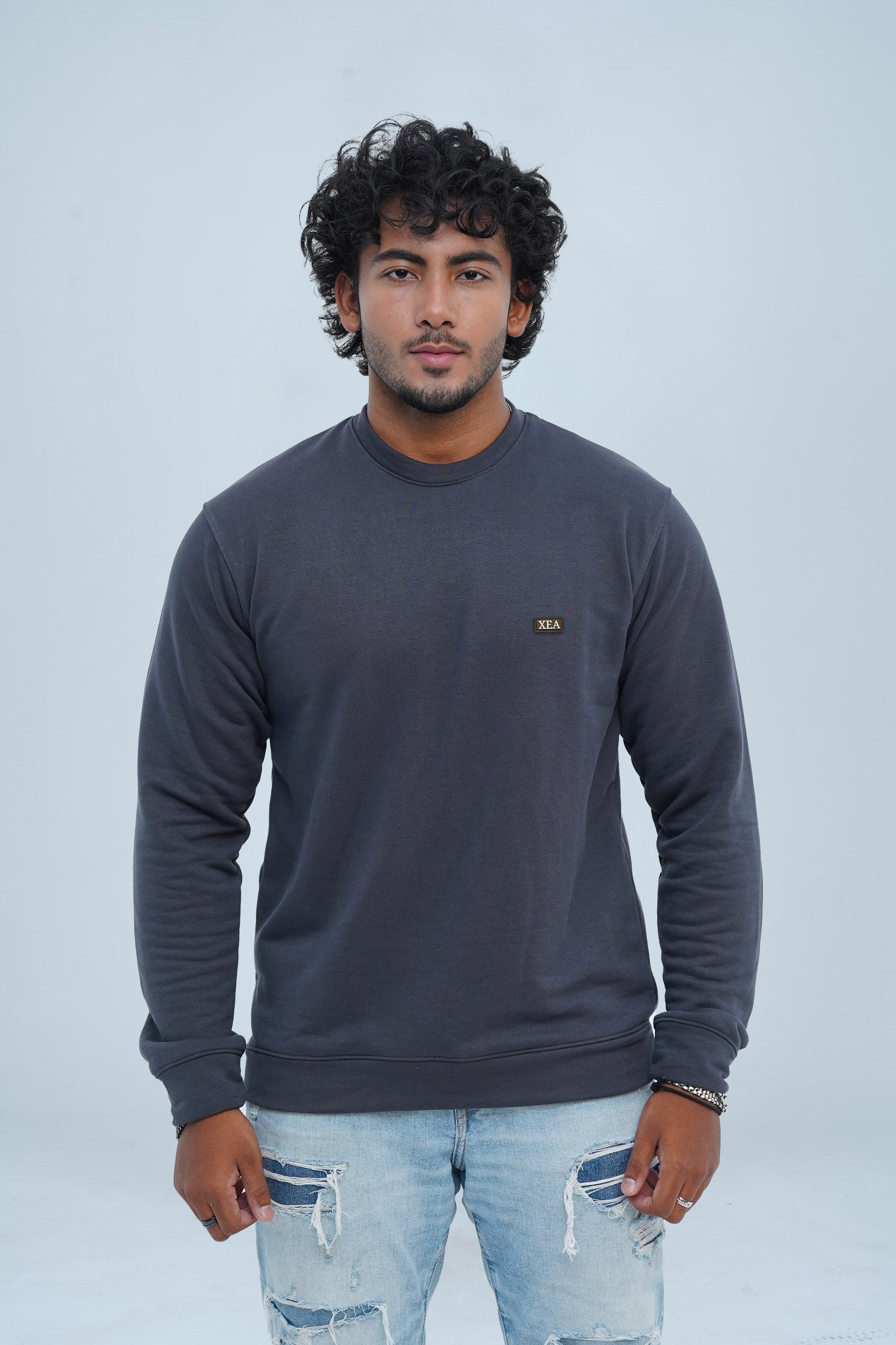 The Xea Graphic Free grey Sweatshirt provides a perfect balance of style and comfort for men. Its lightweight, soft design makes it ideal for everyday wear and layering. Additionally, its versatility allows it to easily adapt to any outfit.