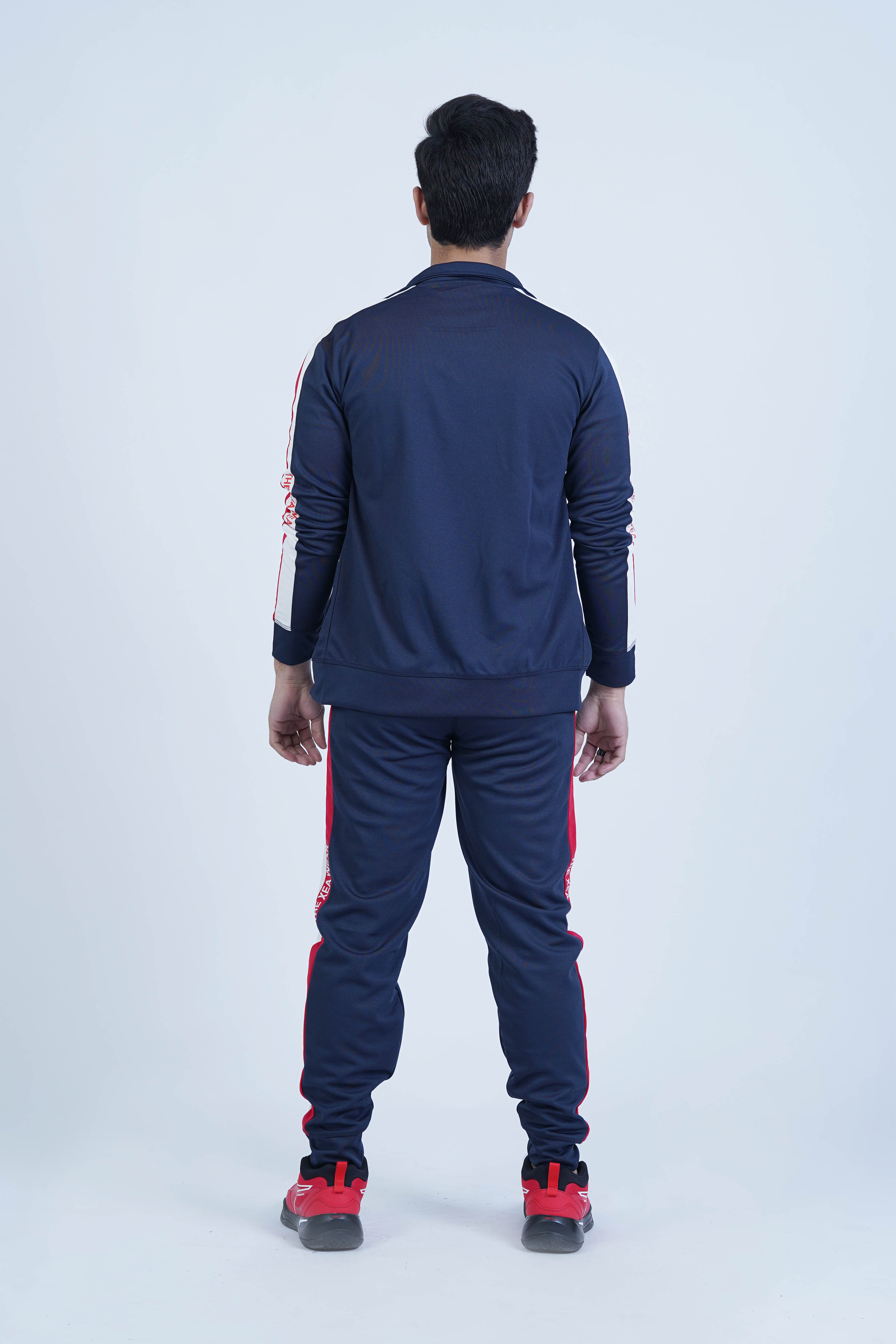 Stay warm and stylish this winter with our Men's Essential Winter Tracksuit in navy. It offers a modern look, exceptional comfort, and easy movement for outdoor workouts, gym sessions, or casual outings.