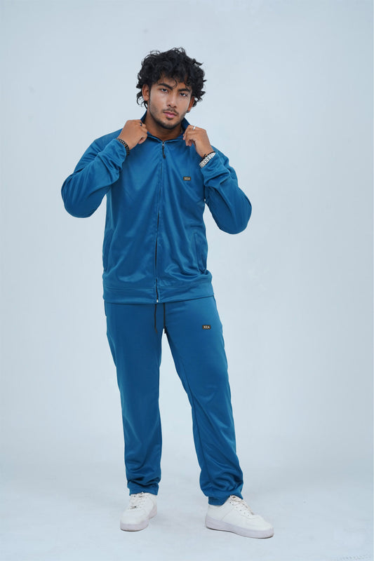 Get ready for winter with our Venice blue Men's High Performance Tracksuit. Designed with top quality materials, it offers optimal performance for your cold weather workouts. Its breathable, quick-drying fabric ensures comfort while the vibrant color adds style to any activity.