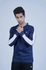 Get ready for winter with our Reglan Blue Men's Sweatshirt! Experience ultimate comfort and style with high-quality materials and a perfect fit. The white panel on the sleeves adds a bold touch to your wardrobe. -  Bold Sleeves Sweatshirt Reglan Blue - Xea Clothing -  Bold Sleeves Sweatshirt Reglan Blue - Xea Clothing