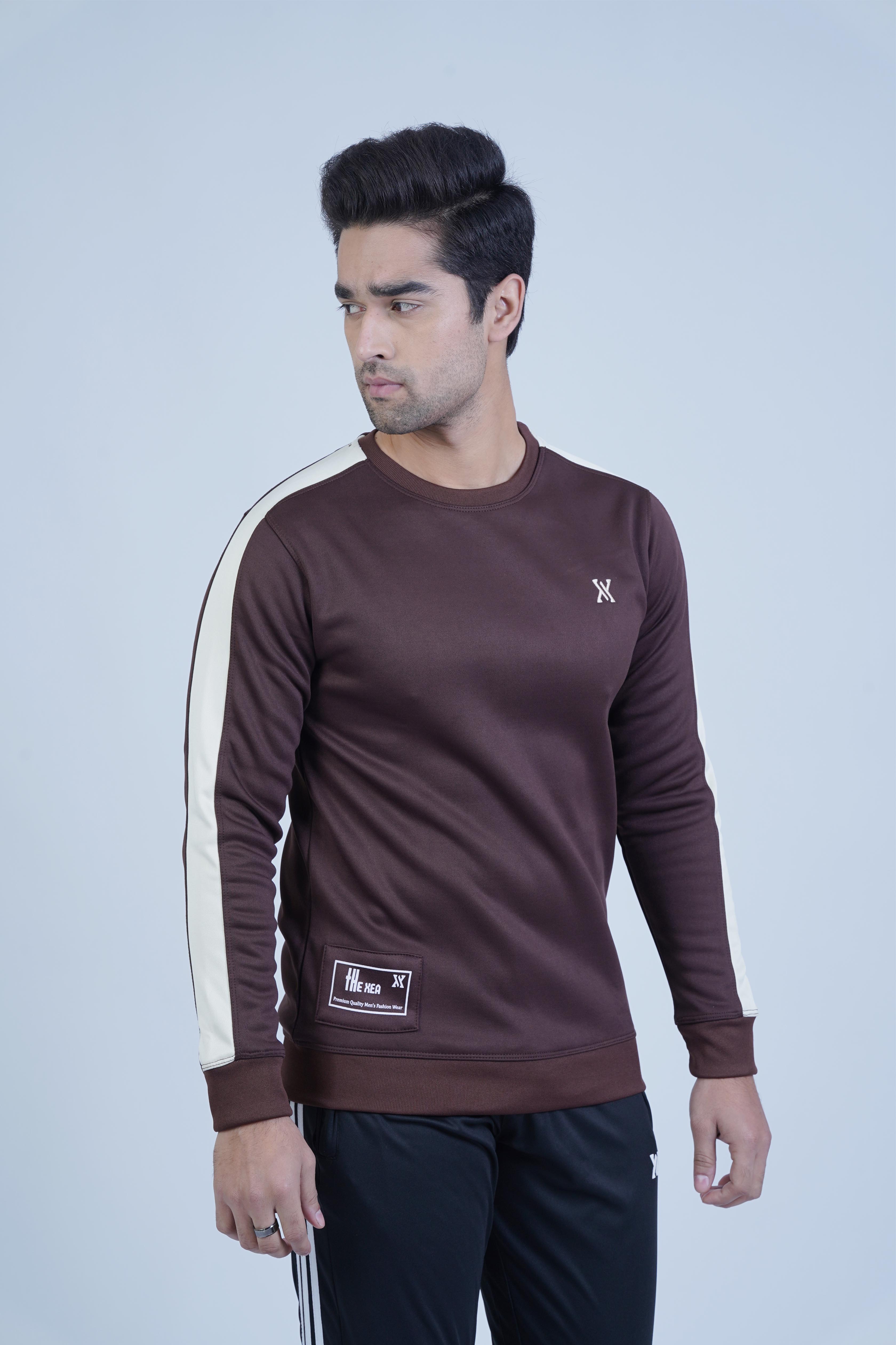 Stay warm and stylish this winter with our men's Brown Sweatshirt! Made from quality materials and featuring a striking white sleeve panel, it's the perfect addition to your wardrobe.