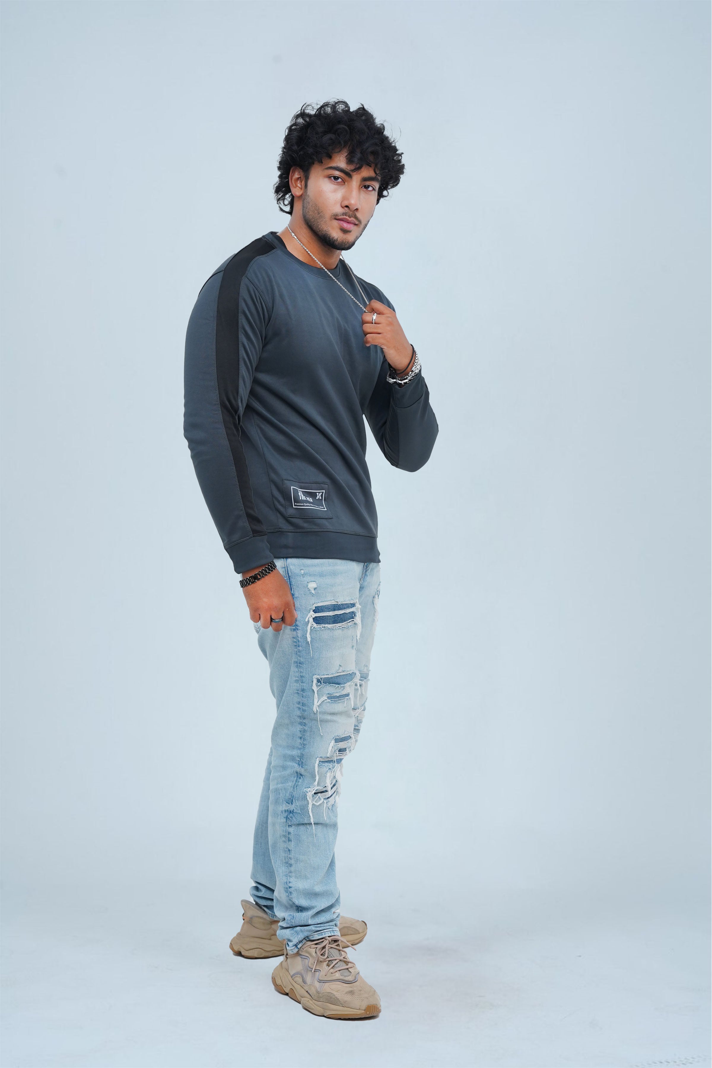 Get winter-ready in our men's grey Sweatshirt! Stay warm and stylish with quality materials and a perfect fit. Bold black panel on sleeves adds a touch of excitement to your look.