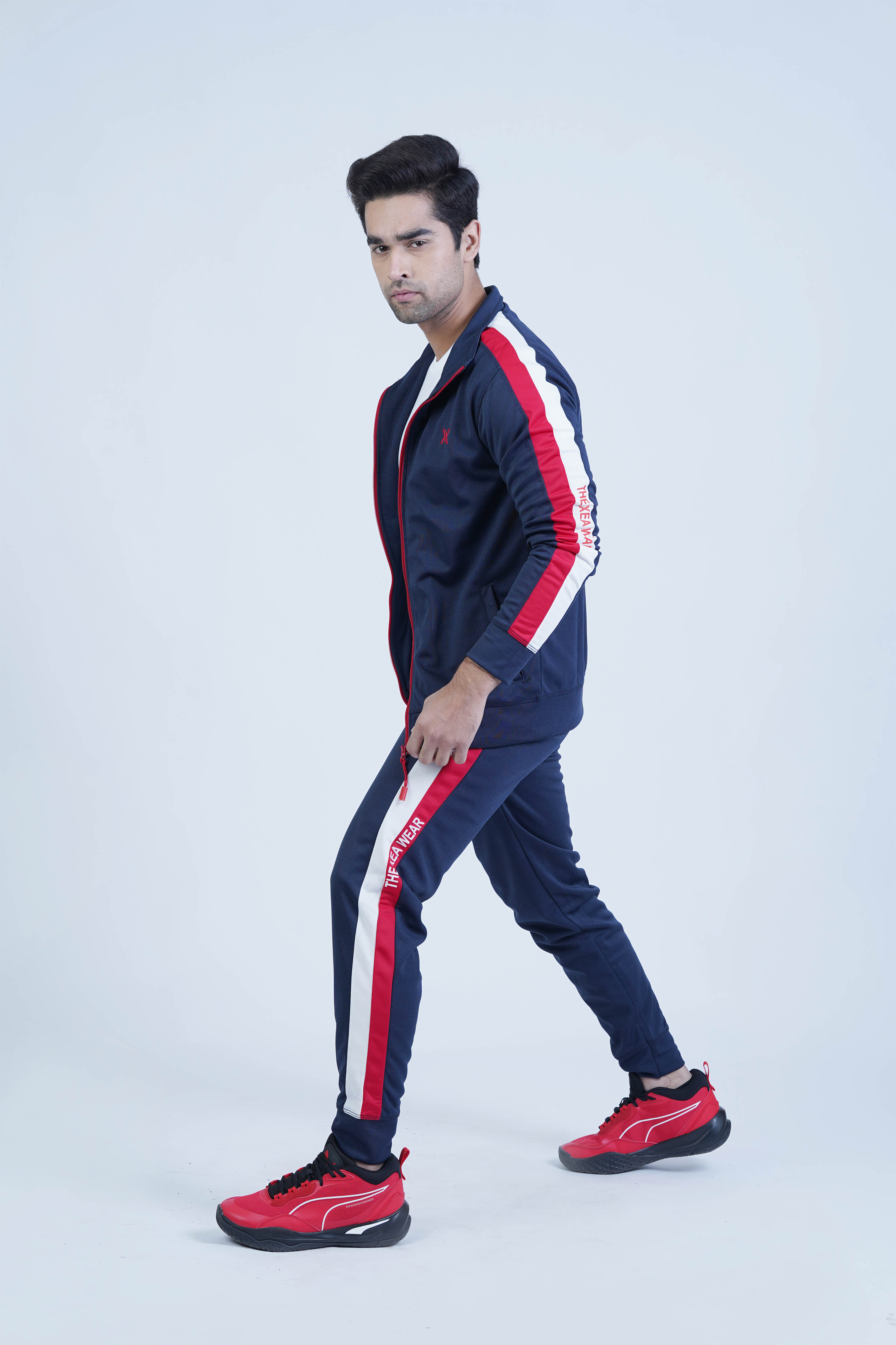 Stay warm and stylish this winter with our Men's Essential Winter Tracksuit in navy. It offers a modern look, exceptional comfort, and easy movement for outdoor workouts, gym sessions, or casual outings.