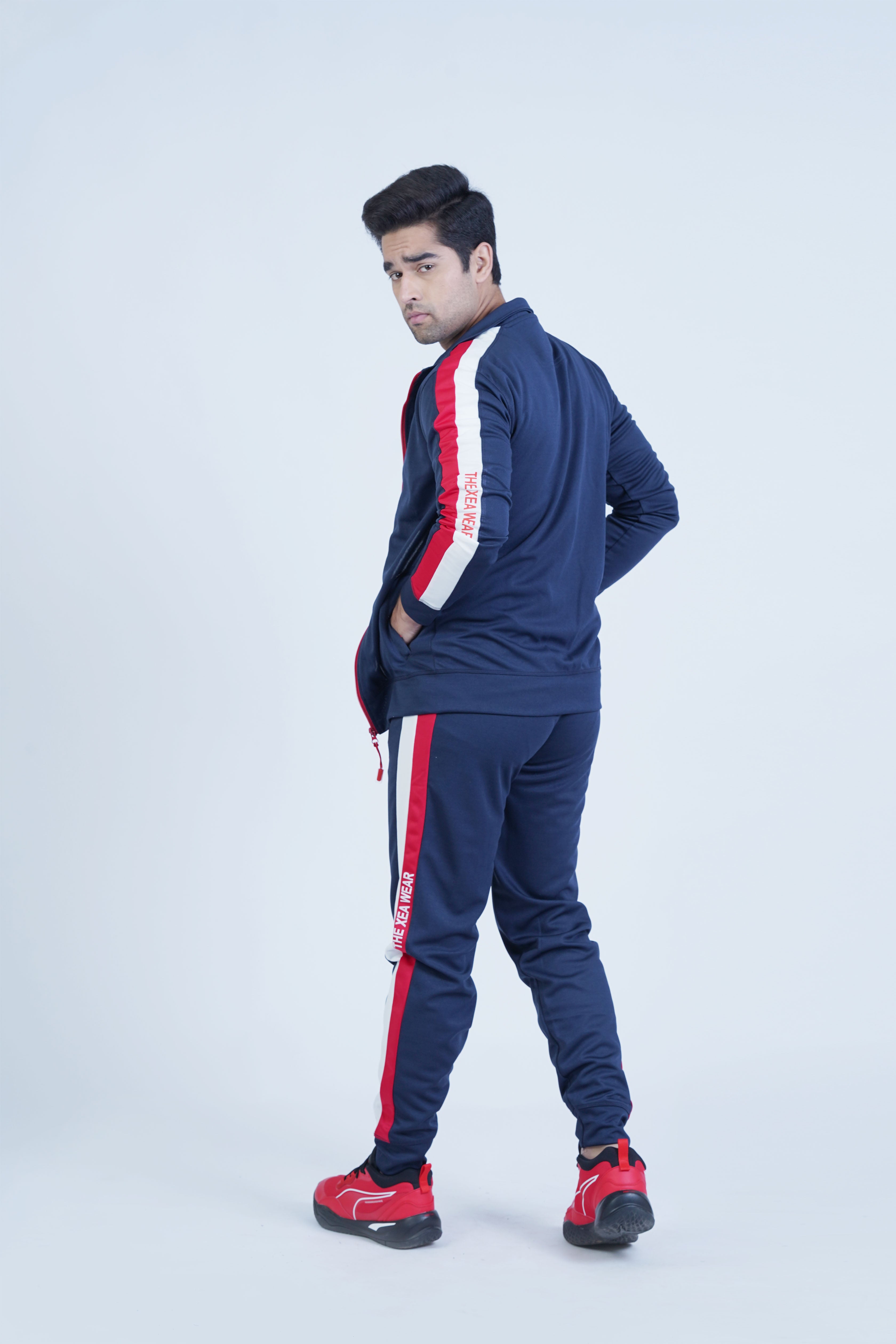 Stay warm and stylish this winter with our Men's Essential Winter Tracksuit in navy. It offers a modern look, exceptional comfort, and easy movement for outdoor workouts, gym sessions, or casual outings.