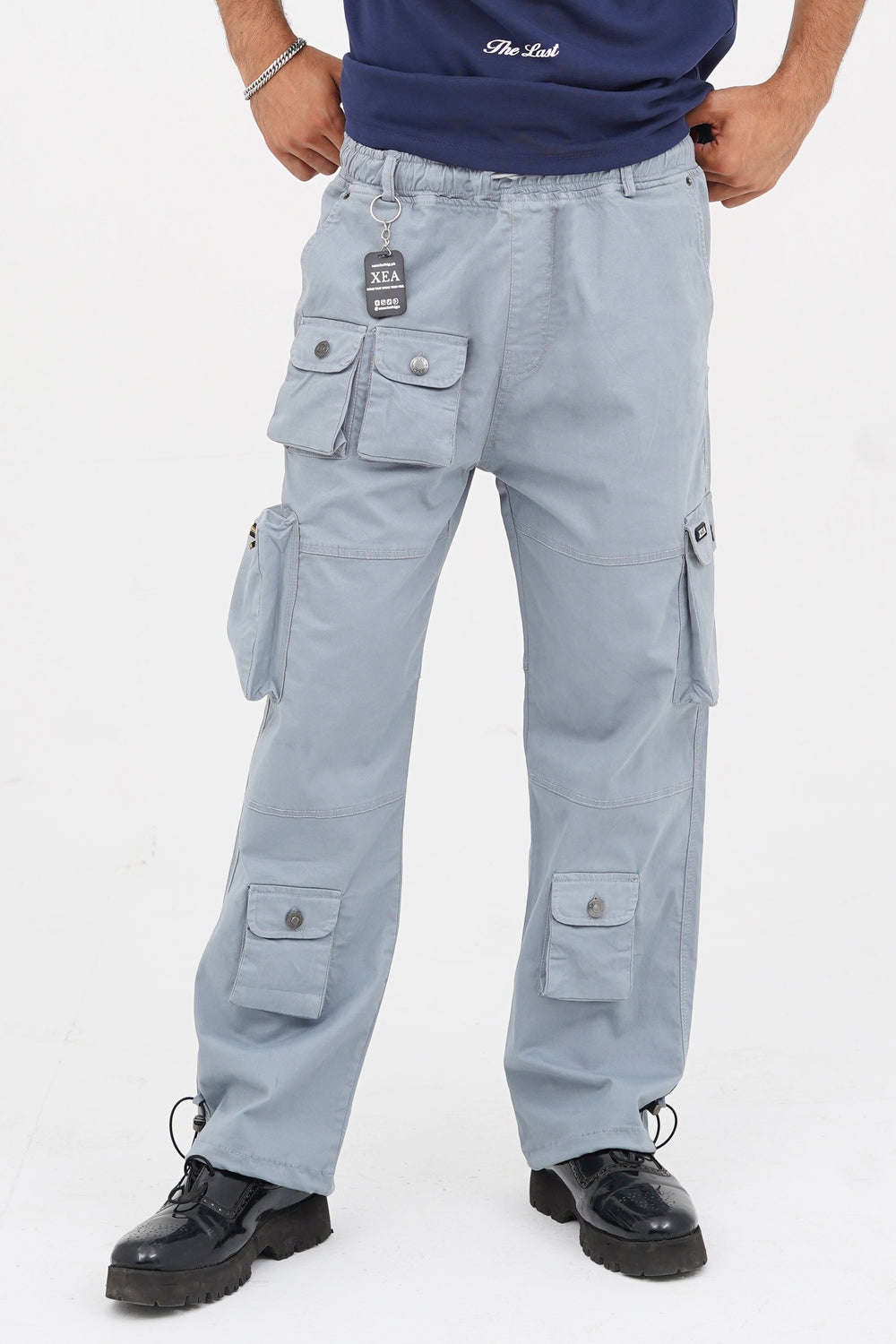Baggy 6 pocket cargo pants for men with urban streetwear look and comfortable fit