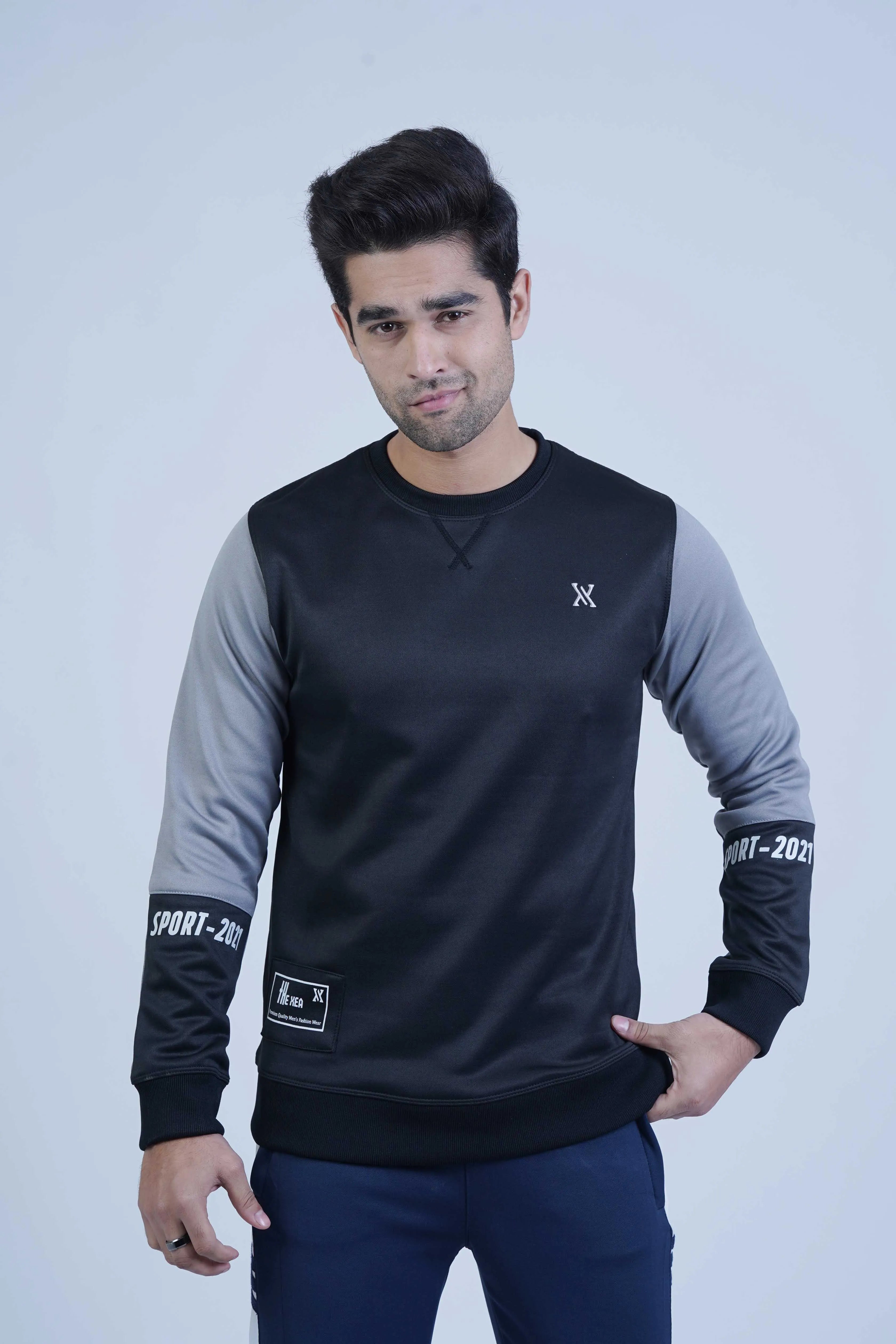 Add a modern touch to your wardrobe with this stylish black sweatshirt for men. Featuring eye-catching contrast sleeves, it's perfect for elevating your casual look. You can easily pair it with jeans or joggers and create a versatile and trendy outfit. -  Contrast Sleeves Sweatshirt Black - Xea Clothing -  Contrast Sleeves Sweatshirt Black - Xea Clothing