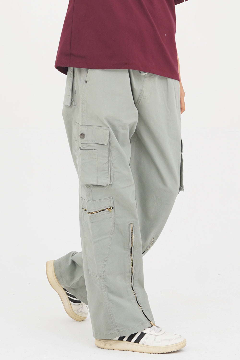 Urban grey cargo pants for men with loose fit and modern streetwear look